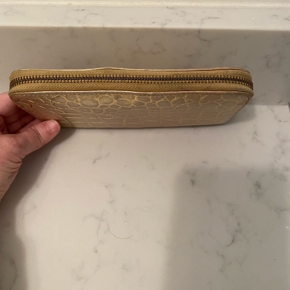 Tory Burch gold zipper wallet with gold logo - Picture 4 of 9